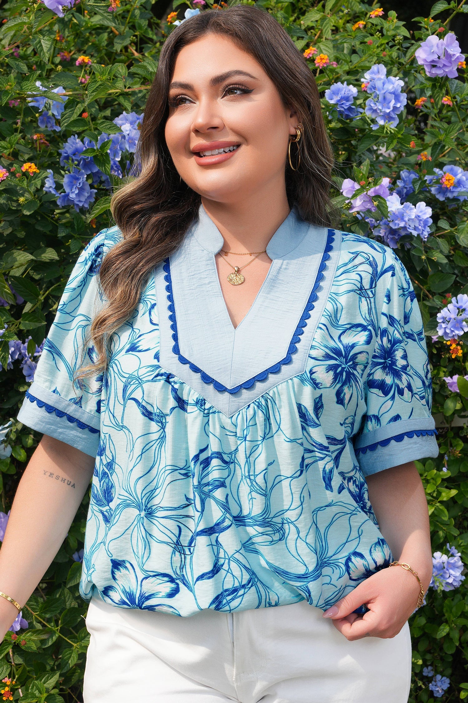 Plus Size Scallop Trim Floral Short Sleeve Blouse